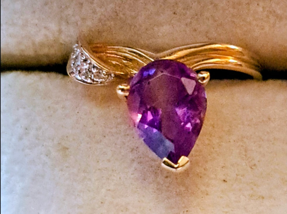 Beautiful 14-karat gold ring featuring diamonds and amethysts. Size 7.5