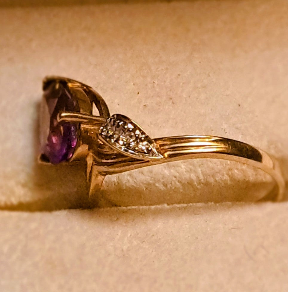 Beautiful 14-karat gold ring featuring diamonds and amethysts. Size 7.5